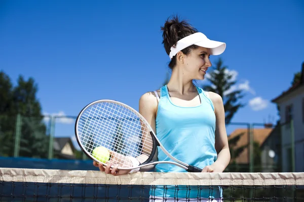 테니스 공을 잡고 있는 여자 — 스톡 사진