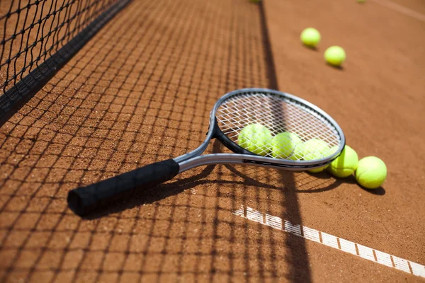 Tennisbollar liggande i rad — Stockfoto