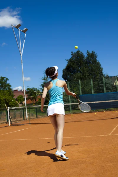 Femme jouant au tennis — Photo