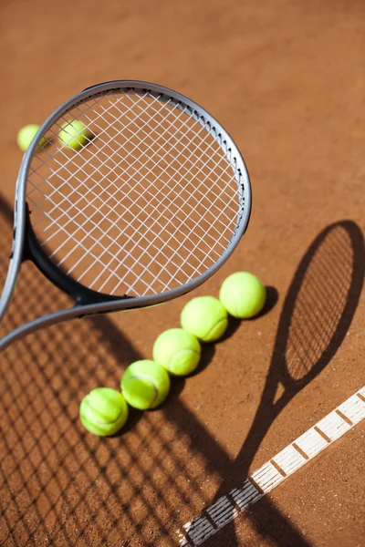 Tennis balls lying in row — Stock Photo, Image