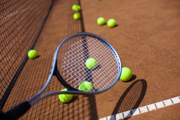 Raqueta de tenis con pelotas de tenis —  Fotos de Stock