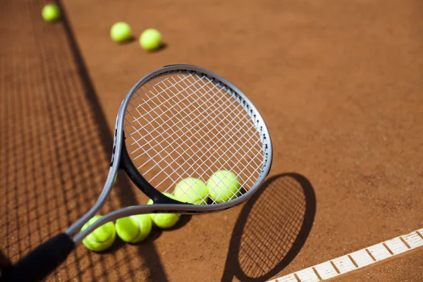 Tenis topu arkaya yalan — Stok fotoğraf