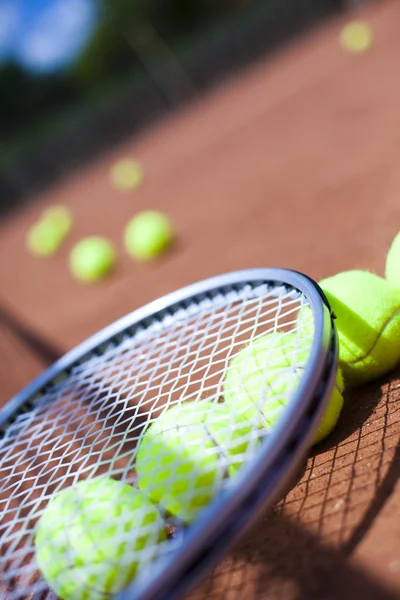 Raqueta de tenis con pelotas — Foto de Stock