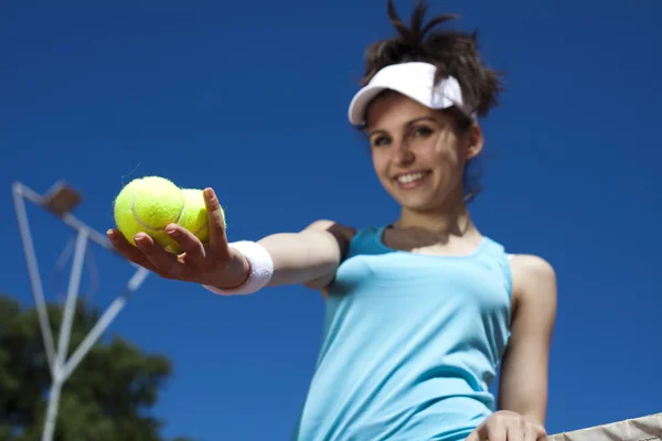 Vrouw met tennis — Stockfoto