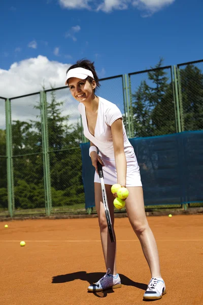 Femme jouant au tennis — Photo