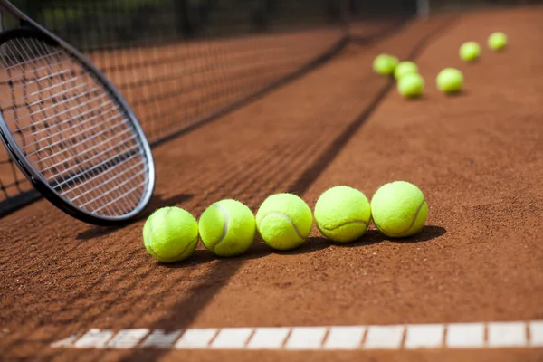 Raqueta de tenis con pelotas —  Fotos de Stock