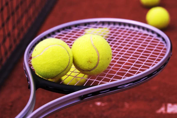 Теннисная ракетка с теннисными мячами — стоковое фото