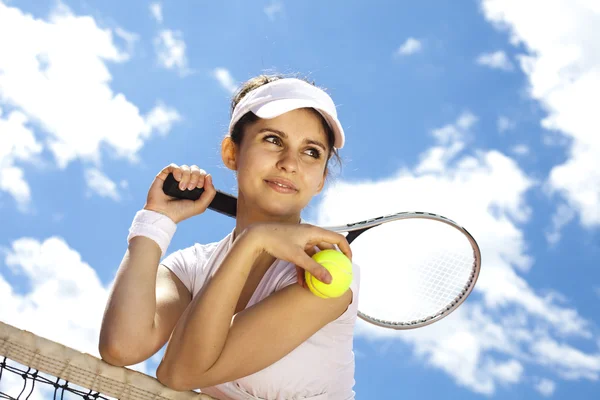 Chica descansa en una red de tenis —  Fotos de Stock