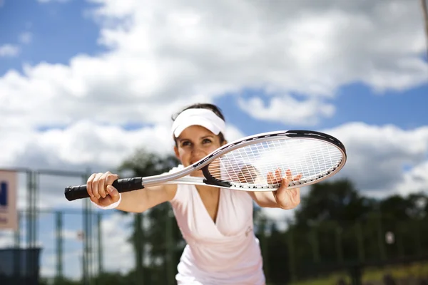 Ragazza giocare a tennis — Foto Stock