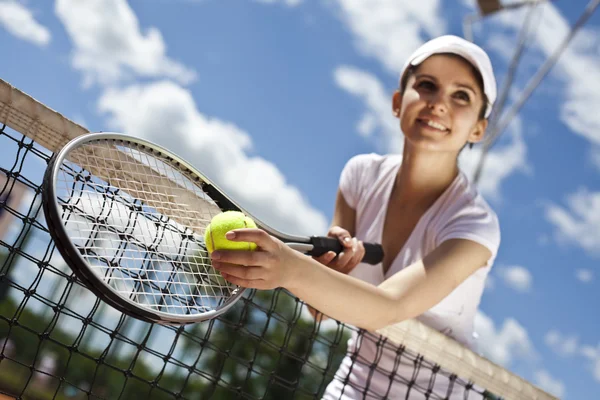 Mulher segurando bola de tênis — Fotografia de Stock