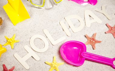 tatil işareti etrafında oyuncaklar