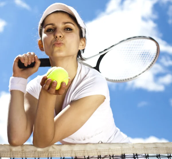 Dziewczyna opiera się na tenis net — Zdjęcie stockowe