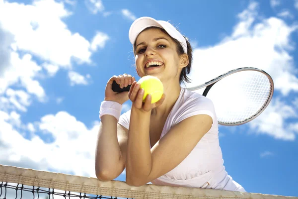 Flicka vilar på en tennis netto — Stockfoto