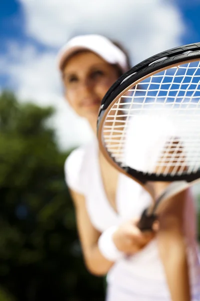 Söt flicka håller tennisracket — Stockfoto