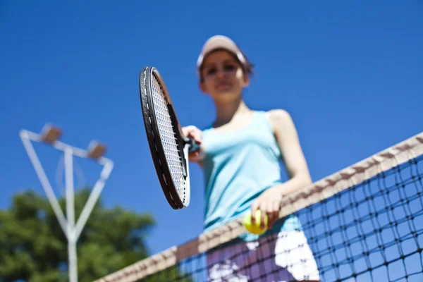 Chica de pie con equipo de tenis — Foto de Stock