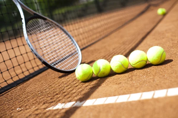 Теннисные мячи лежат в ряд — стоковое фото
