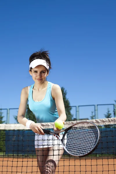 Girl rests on a tennis net — Stock Photo, Image