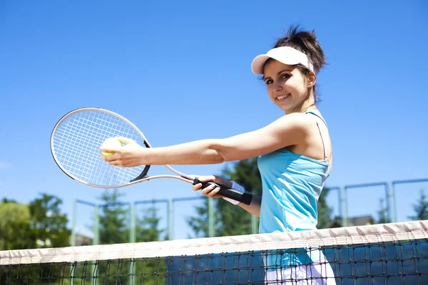 Femme jouant au tennis — Photo