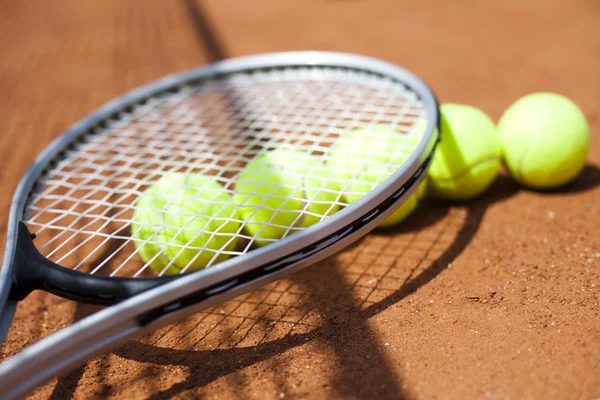 Tennisballen liggen in rij — Stockfoto