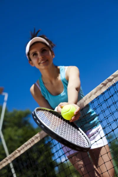 Dziewczyna opiera się na tenis net — Zdjęcie stockowe