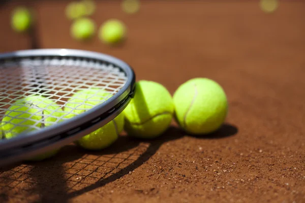 Bolas de tênis deitado em fileira — Fotografia de Stock
