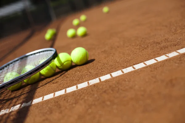 Tennis balls lying in row — Stock Photo, Image