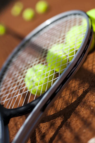 Rakieta tenisowa z kulkami — Zdjęcie stockowe