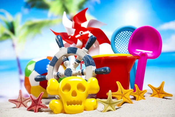 Plastic speelgoed op strand — Stockfoto