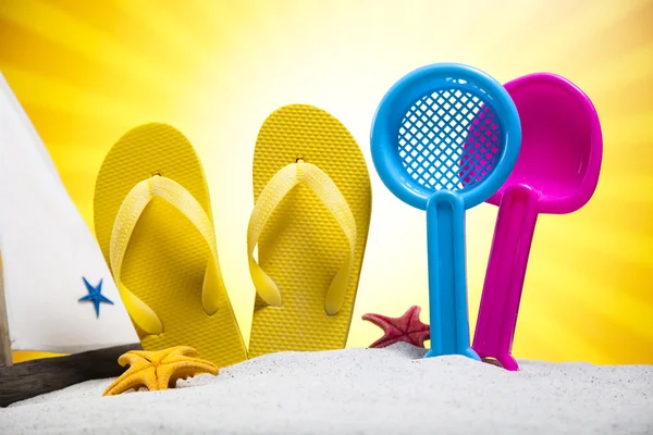 Flip flops med leksaker — Stockfoto