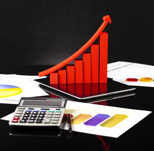 Finanční graf na tabletu s kalkulačkou — Stock fotografie