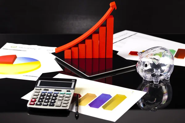 Finanční graf na tabletu s kalkulačkou — Stock fotografie