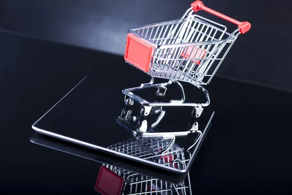 Carrito de compras en tableta digital — Foto de Stock