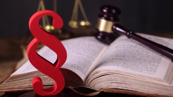 Maletero de juez, código jurídico y escalas — Vídeo de stock