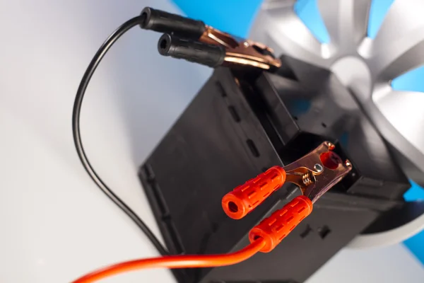 Batería de coche con dos cables de puente — Foto de Stock