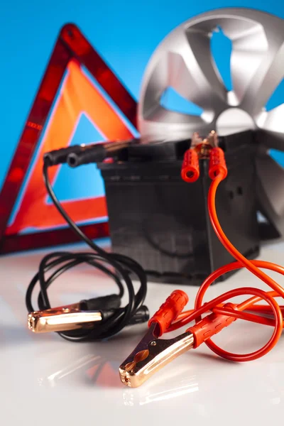 Batería de coche con dos cables de puente — Foto de Stock