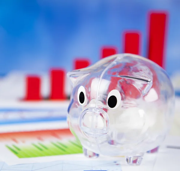 Finanzgrafik und transparentes Sparschwein — Stockfoto