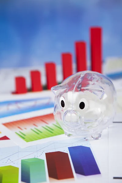 Finanzgrafik und transparentes Sparschwein — Stockfoto