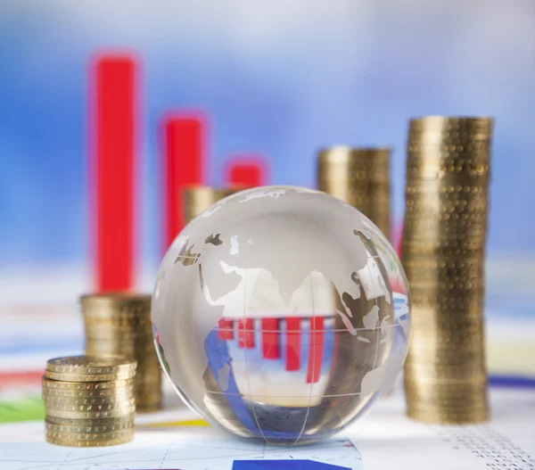 Gráfico financiero, monedas y bola de globo —  Fotos de Stock