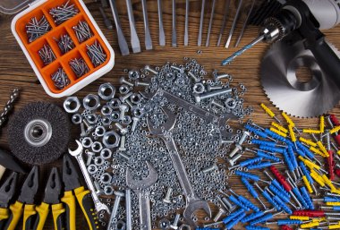 Ahşap arka plan üzerinde çalışma araçları