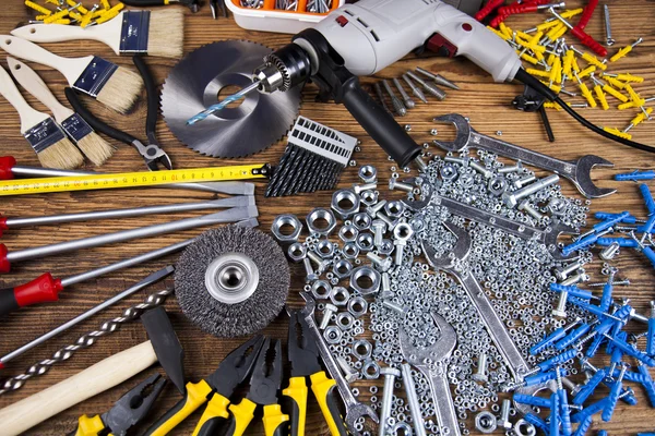Ahşap arka plan üzerinde çalışma araçları