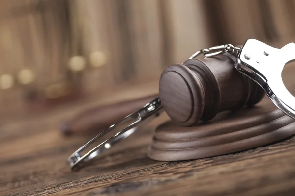 Дерев'яний мале правосуддя з наручниками — стокове фото