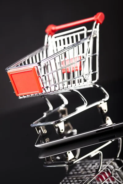 Carrito de compras en tableta digital — Foto de Stock