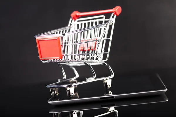 Carrito de compras en tableta digital — Foto de Stock