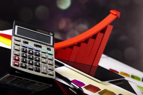Graphique financier sur tablette avec calculatrice — Photo