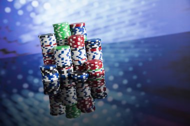 Oyun masasında poker çipleri