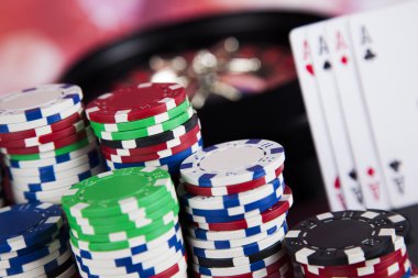 Rulet ile poker fişleri