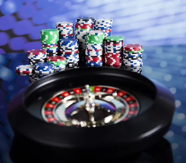 Chips di poker con roulette — Foto Stock