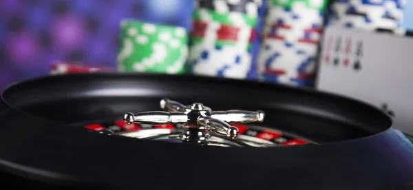 Chips di poker con roulette — Foto Stock