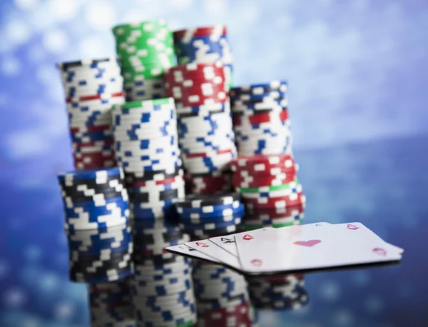 Poker fişleri ve oyun kartları — Stok fotoğraf