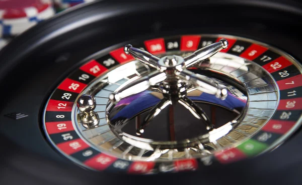 Chips di poker con roulette — Foto Stock